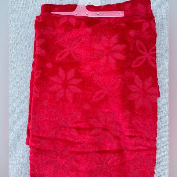 Beautiful red with embroidered Feliz Navidad 3-piece towel set - Picture 5 of 5